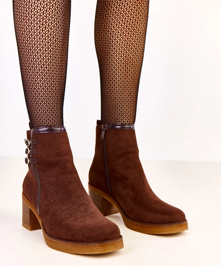 Brązowe botki na słupku zdobione sprzączkami Karena