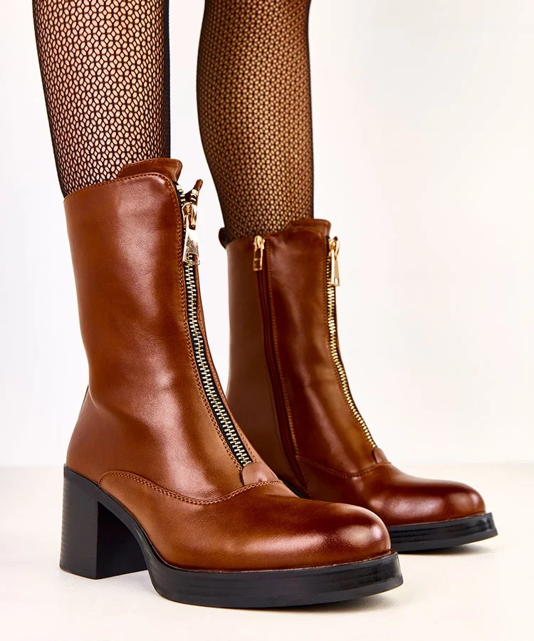 Brązowe botki na słupku z ozdobnym zamkiem z przodu Erafir