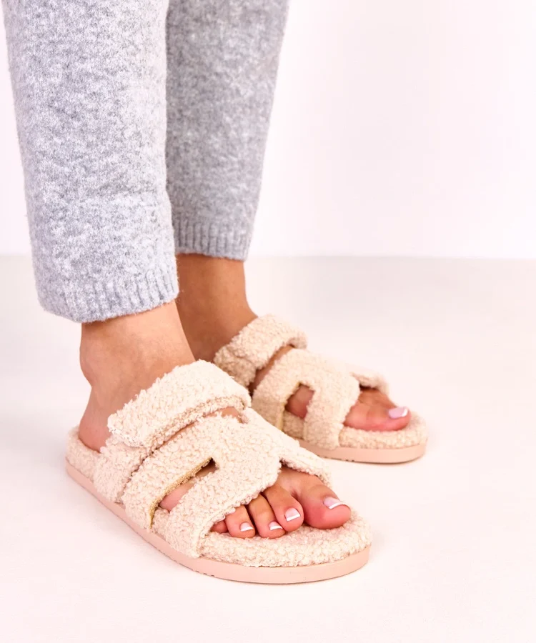 Beżowe futrzane kapcie z otwartym przodem Greigan