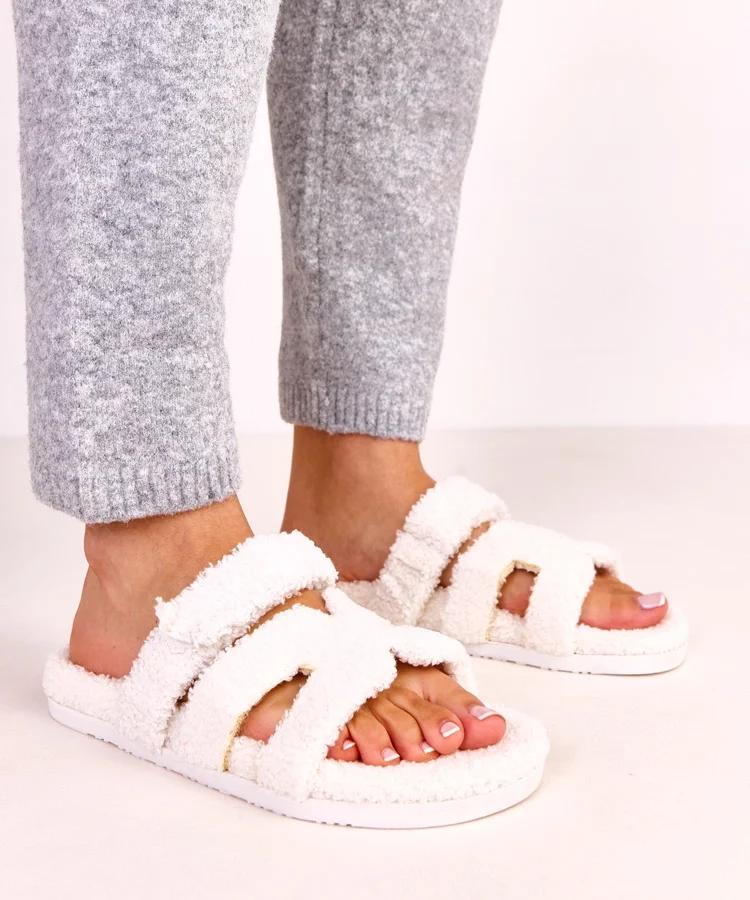 Białe futrzane kapcie z otwartym przodem Greigan