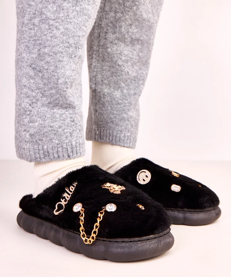 Czarne zabudowane kapcie z ozdobami Verdugo