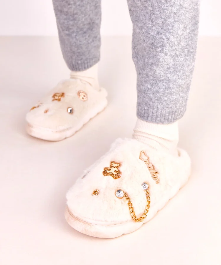 Białe zabudowane kapcie z ozdobami Verdugo