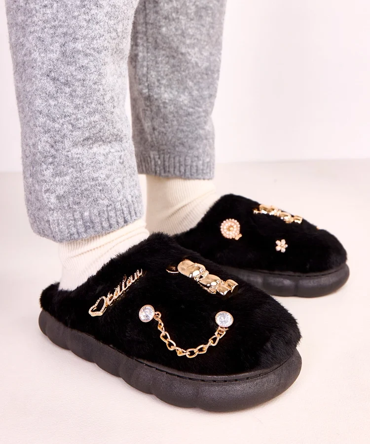 Czarne zabudowane kapcie z ozdobami Tracy