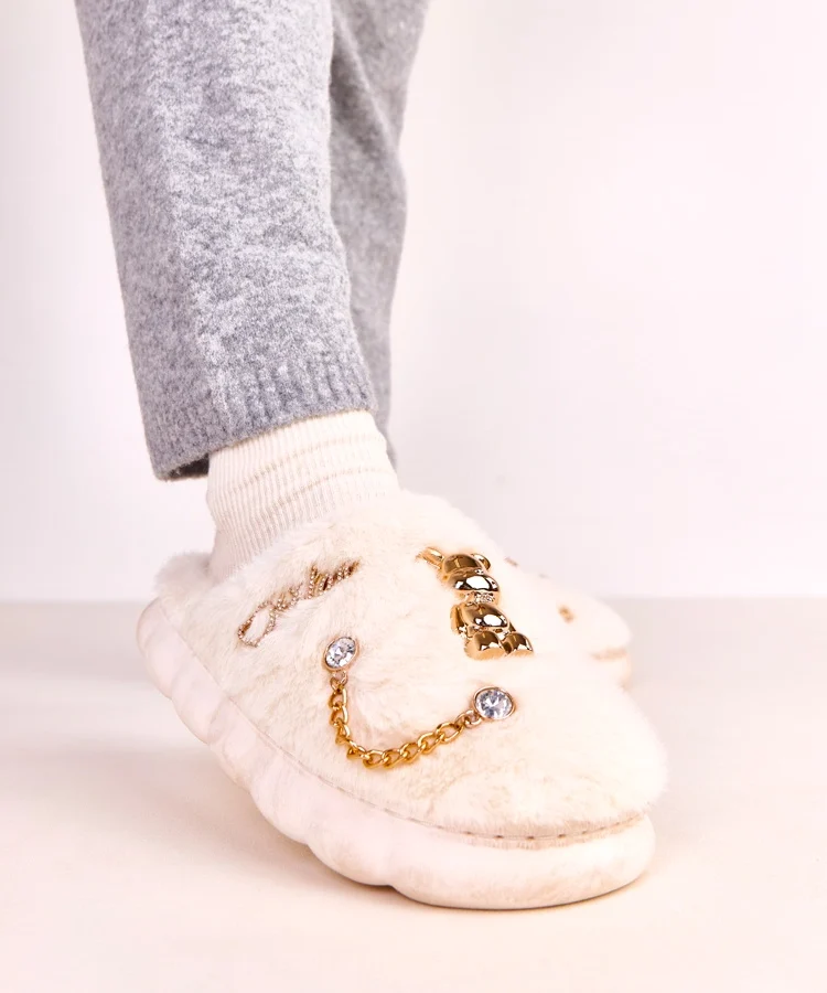 Białe zabudowane kapcie z ozdobami Tracy