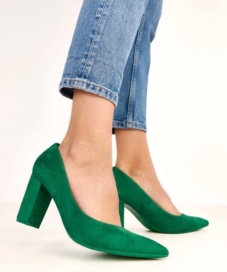 Zielone czółenka z ekozamszu na słupku Alyssa