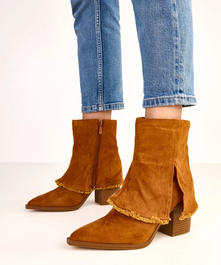 Brązowe botki na słupku z wywiniętą cholewką Felicia