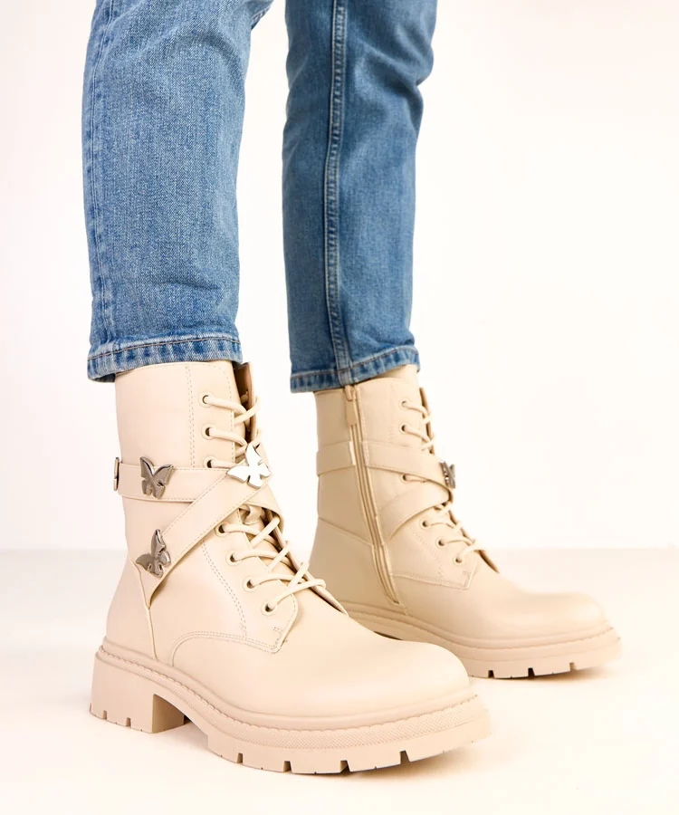 Beżowe botki zdobione motylkami Justia