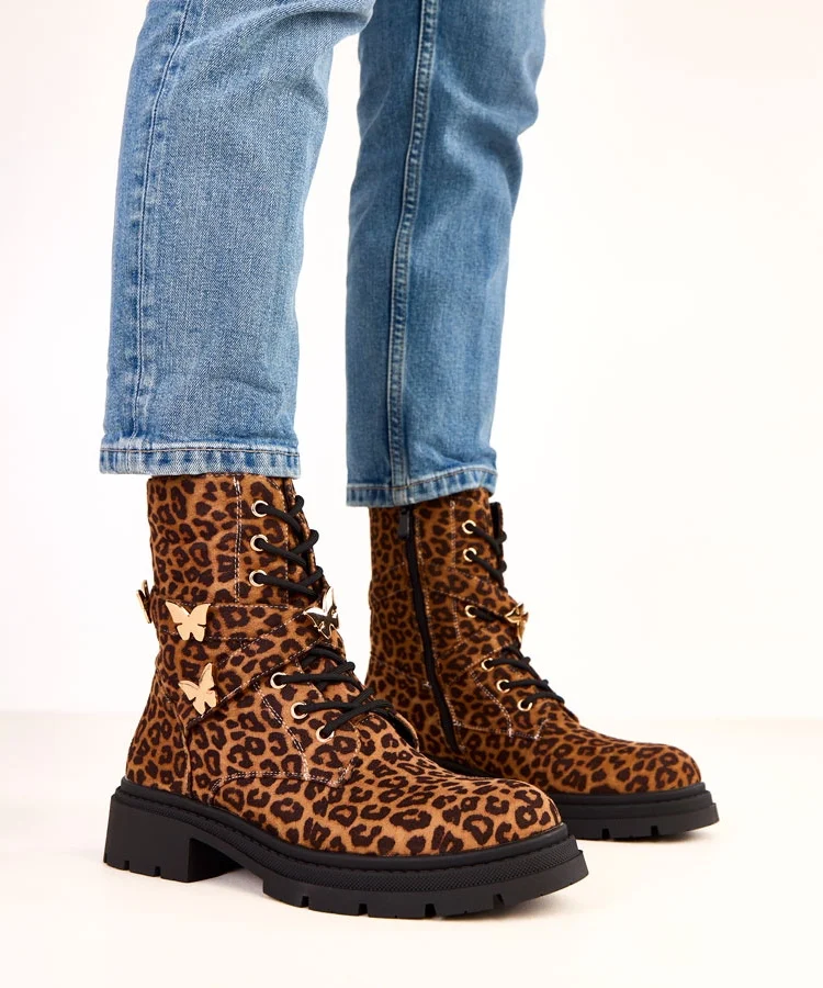 Panterkowe botki zdobione motylkami Justia