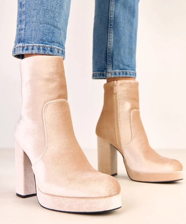 Beżowe botki na słupku z połyskiem Asanda