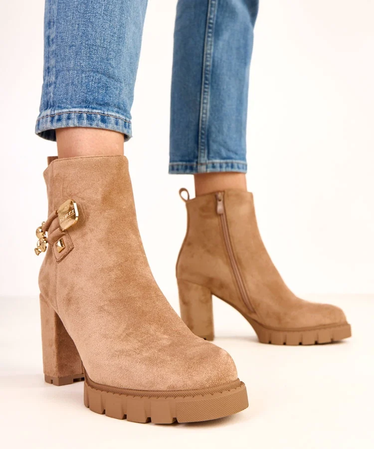 Brązowe botki na słupku zdobione złotym misiem Naste