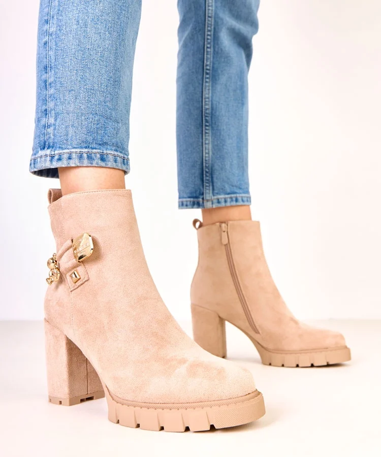 Beżowe botki na słupku zdobione złotym misiem Naste