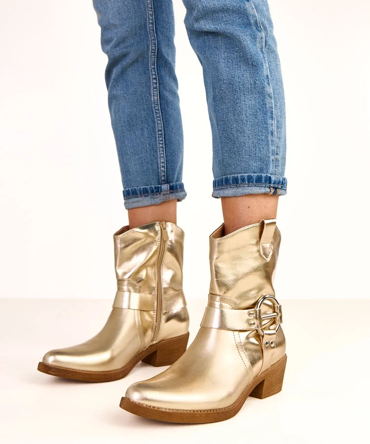 Złote kowbojki na słupku z ozdobną klamrą Cedisa