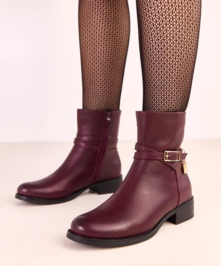 Bordowe botki z klamrą i kłódką Zema