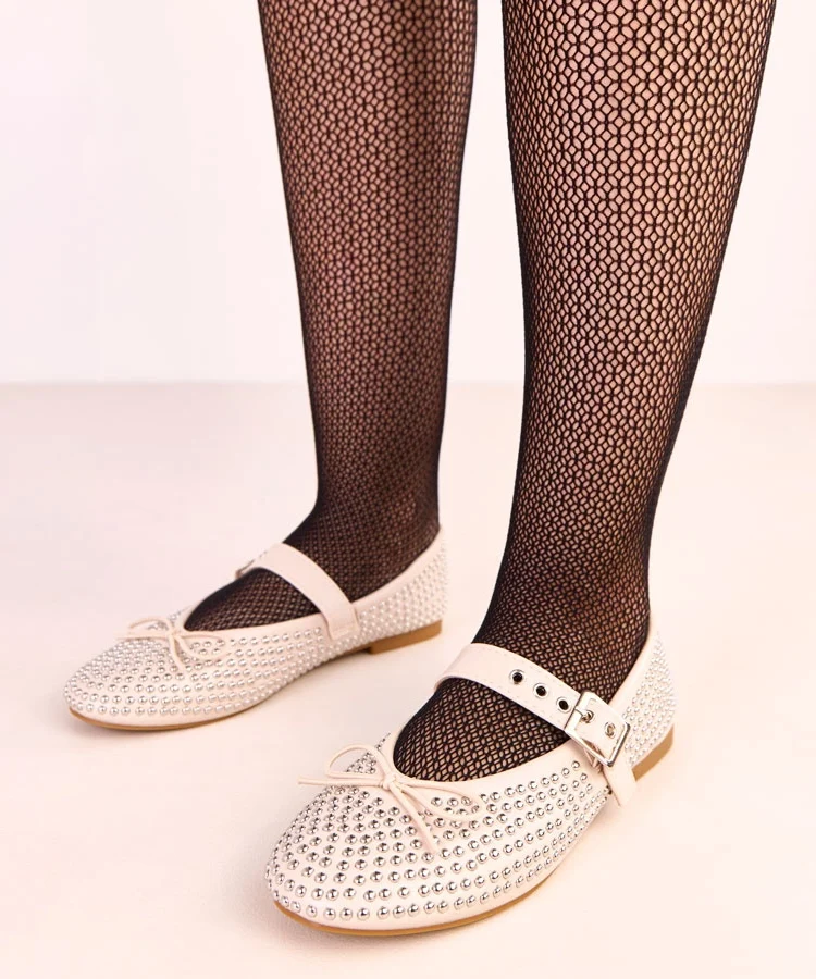 Beżowe baleriny zdobione ćwiekami i kokardką Mylie