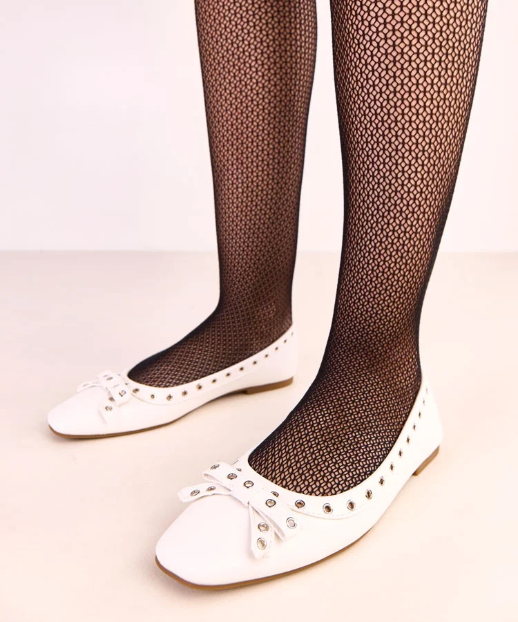 Białe baleriny z ozdobnymi oczkami i kokardką Baisa