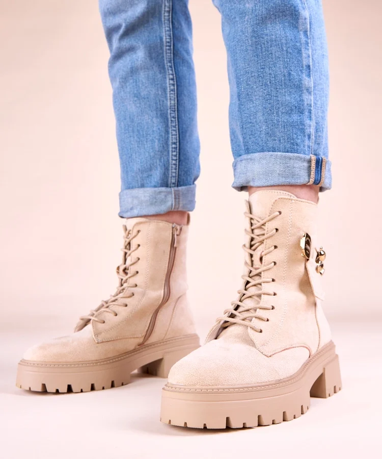 Beżowe traperki damskie ze złotym misiem Messey