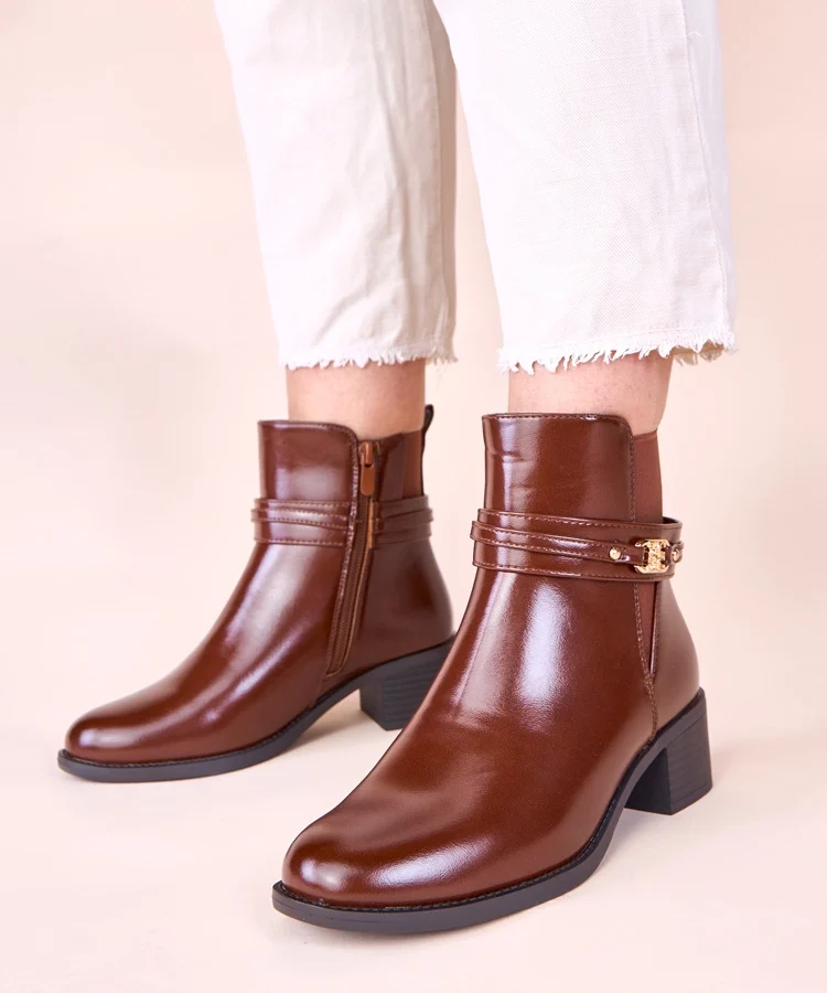 Brązowe botki na słupku z ozdobnym paskiem Lilua