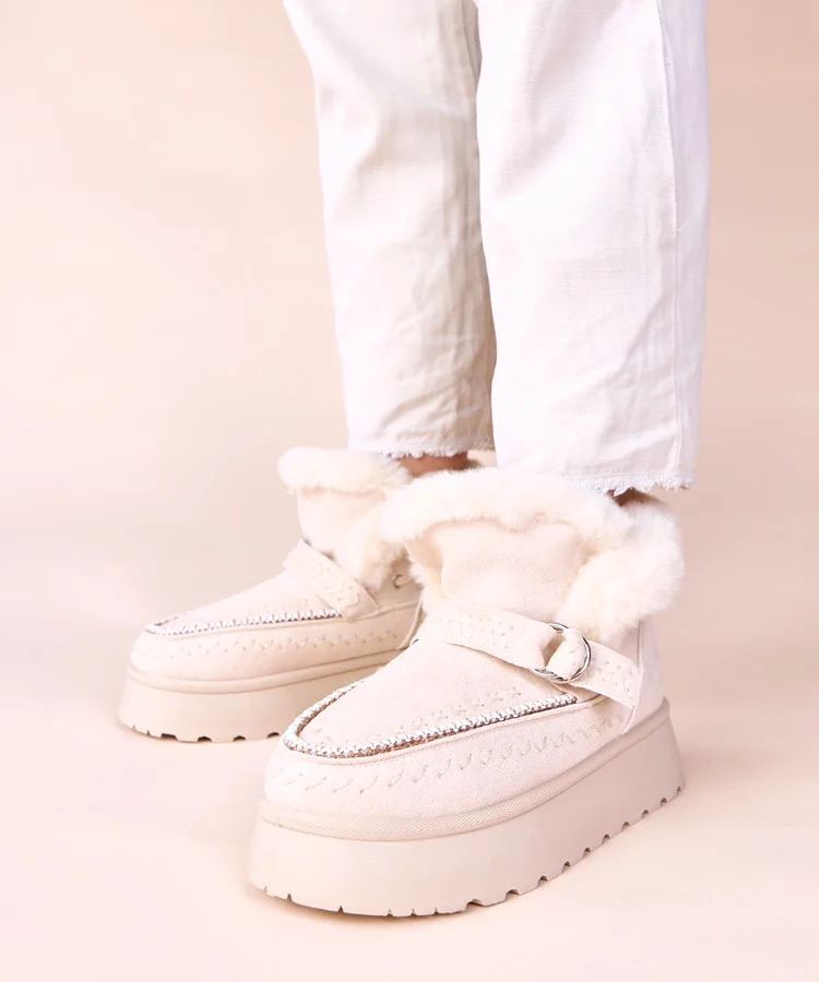 Beżowe śniegowce z ozdobnym haftem Ciana