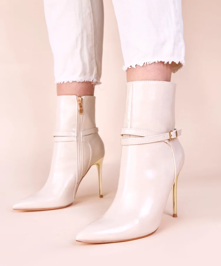 Beżowe botki na złotej szpilce z połyskiem Carmila