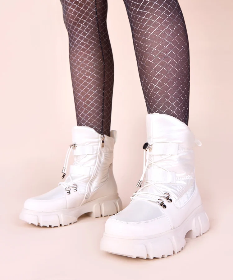 Białe śniegowce z perłową poświatą ocieplane futerkiem Jassi