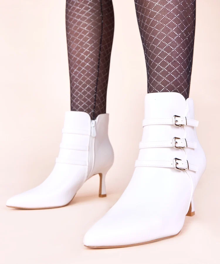 Białe botki na szpilce z ozdobnymi sprzączkami Suria