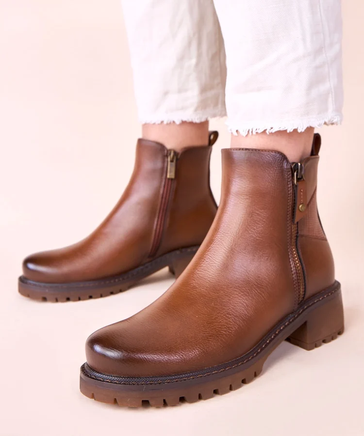 Brązowe botki na subtelnym słupku z ozdobnym suwakiem Terina