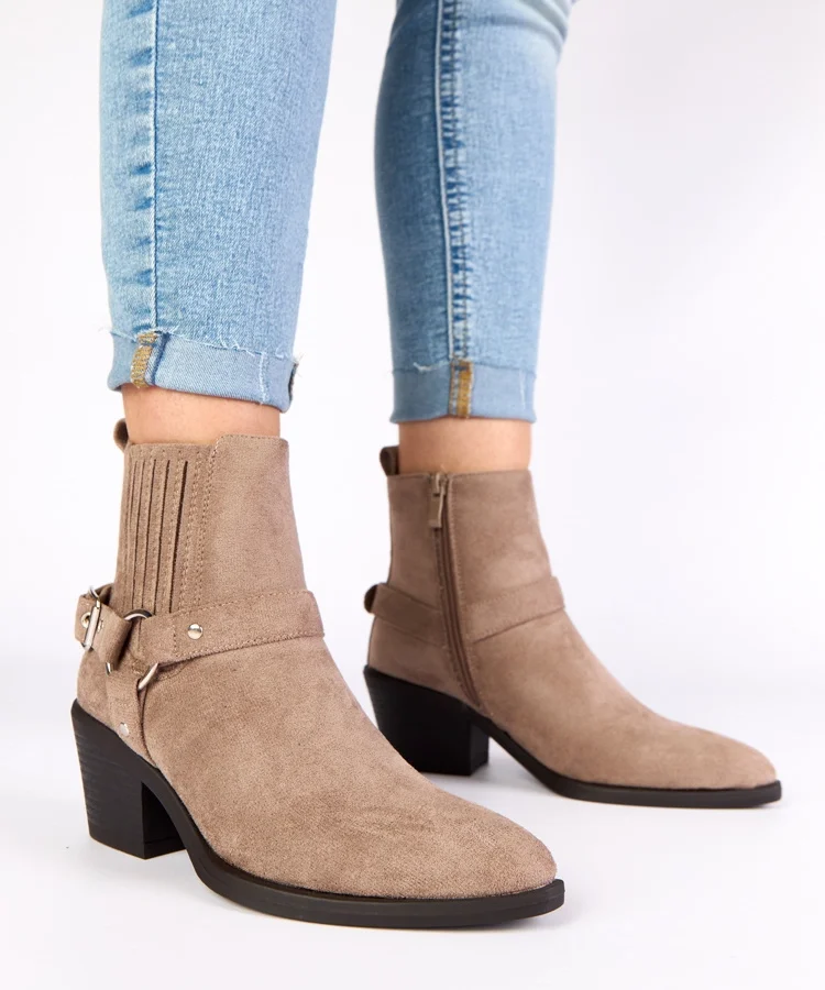 Szare botki na słupku z ozdobnymi klamrami Ritama