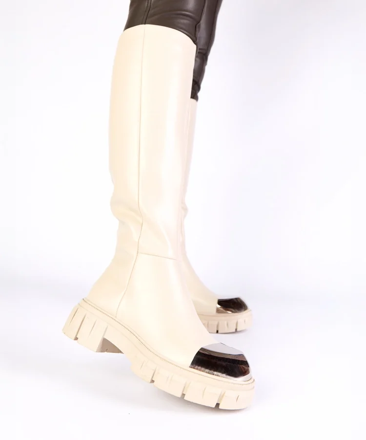 Beżowe kozaki ze złotym noskiem Camila