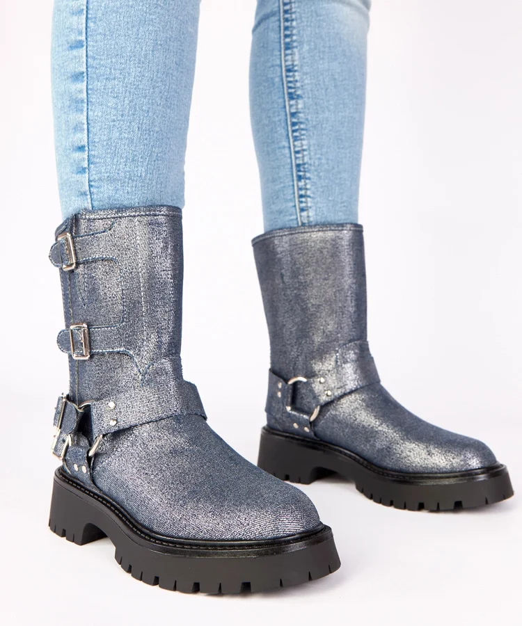 Niebieskie botki zdobione sprzączkami ze srebrnym połyskiem Cara