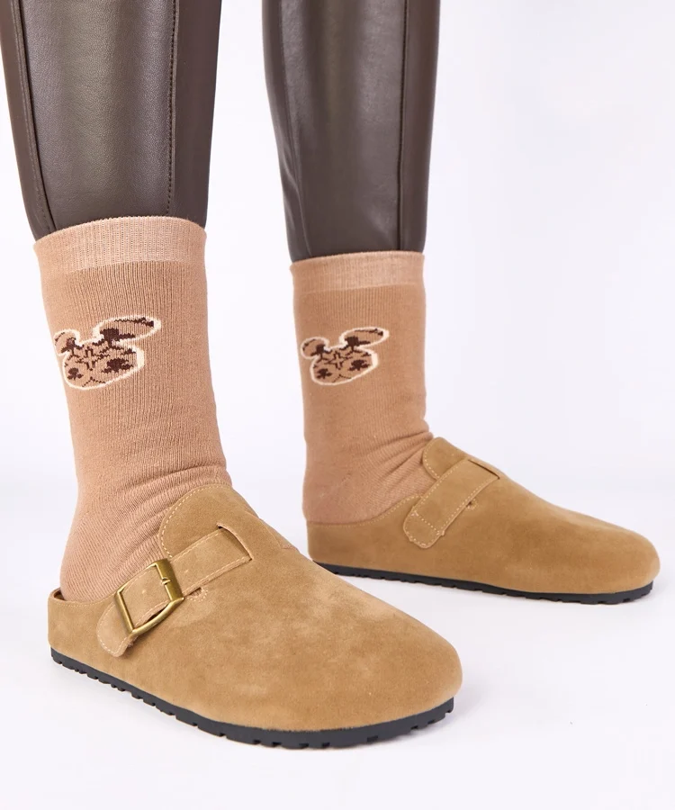 Beżowe mule z ozdobną klamrą Atoria