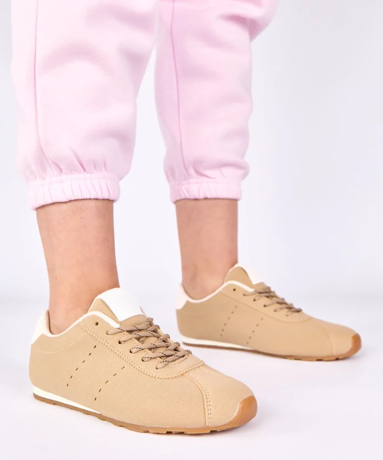 Beżowe sneakersy z białym akcentem Birna