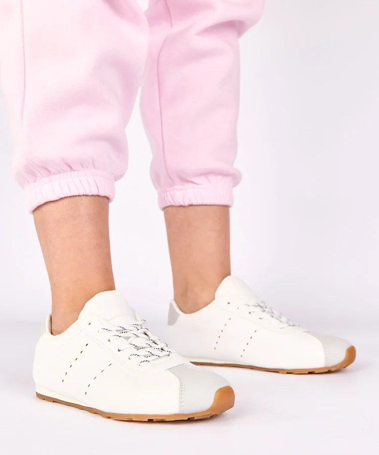 Białe sneakersy z szarym akcentem Birna