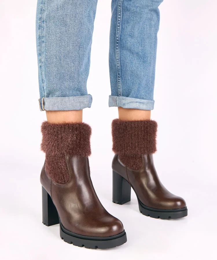 Brązowe botki na słupku z ozdobną cholewką Randy