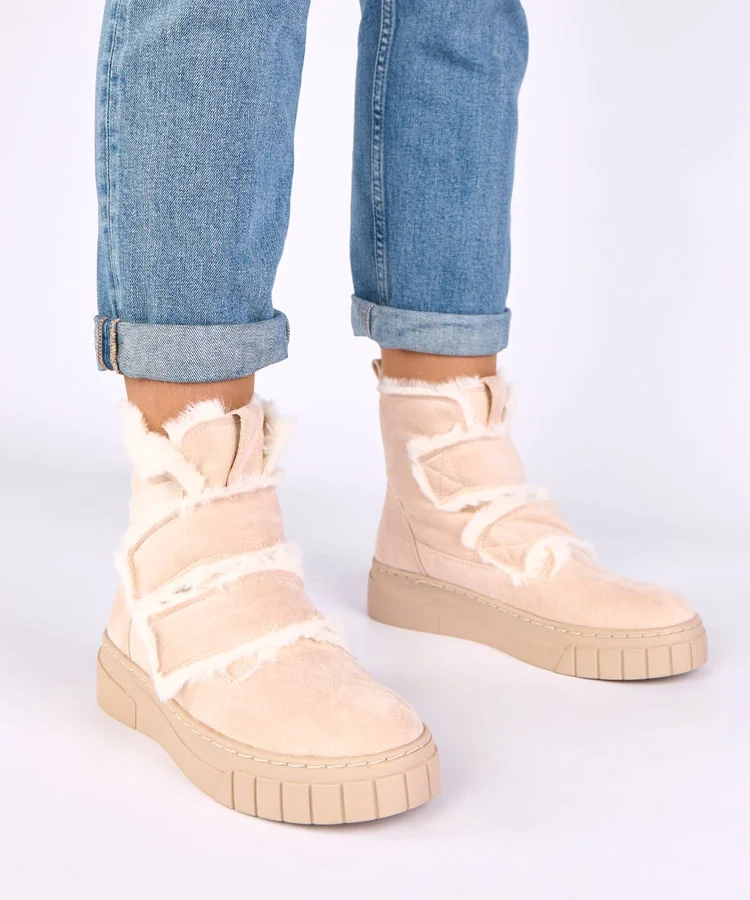 Beżowe botki zapinane na rzep zdobione futerkiem Grace