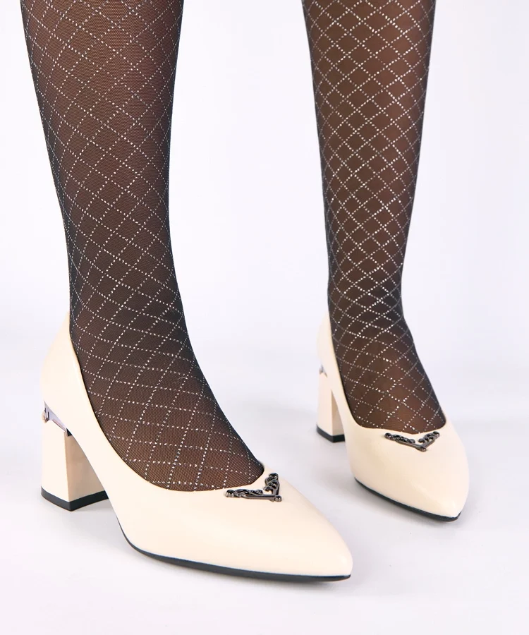 Beżowe czółenka na ozdobnym słupku Weida