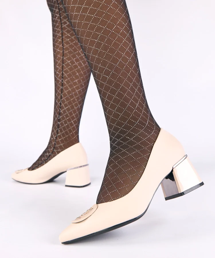 Beżowe czółenka na słupku zdobione cyrkoniami Merla