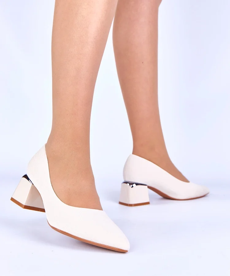 Beżowe czółenka na niskim słupku ze srebrnym akcentem Vallisa