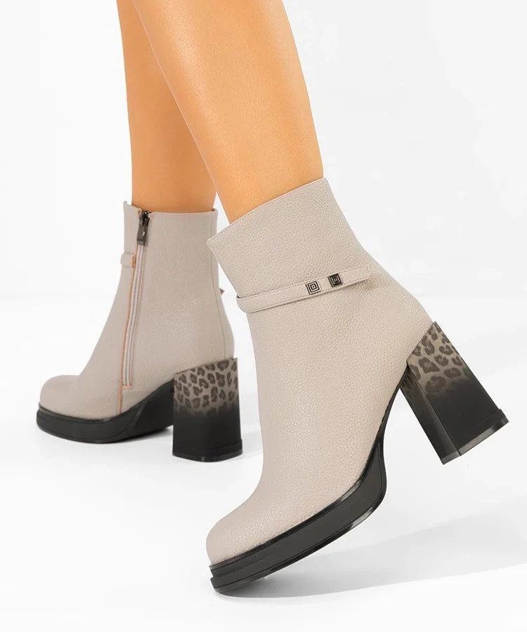 Szare botki na słupku zdobionym panterką Brenna