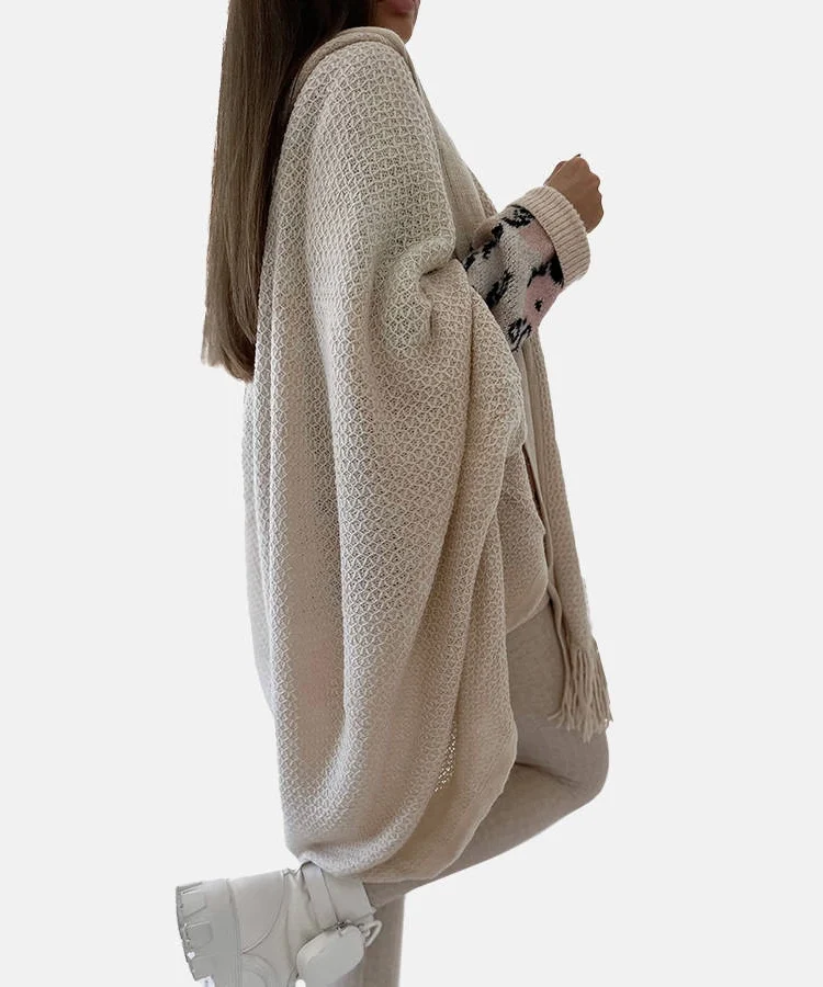 Beżowa narzutka z frędzlami Noah