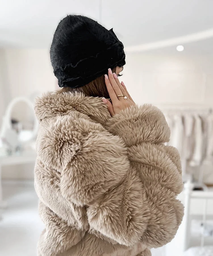 Czarna czapka z falbankami Zion