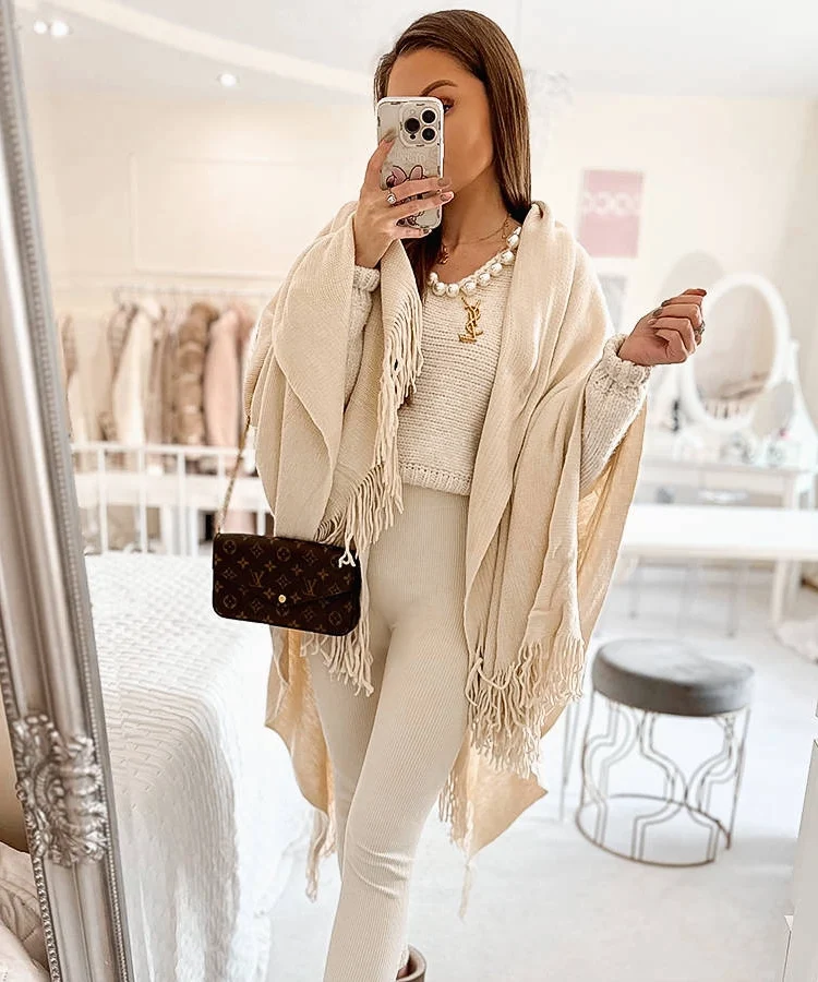 Beżowa narzutka z frędzlami Wells