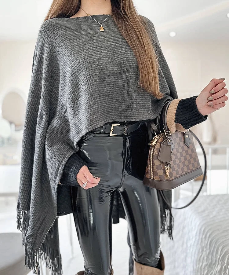 Szara narzutka z frędzlami Colter