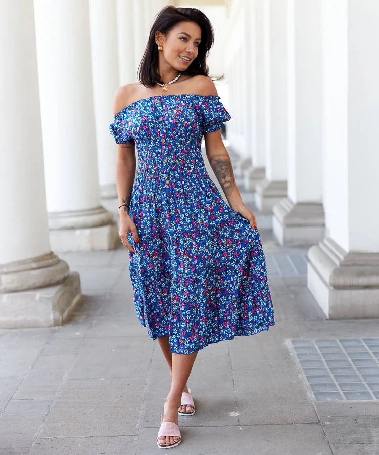 Niebieska sukienka midi w kwiaty Rosanna