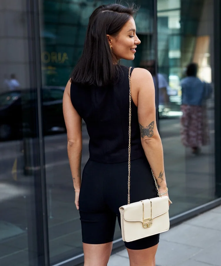 Beżowa torebka na ramię z łańcuchem Elmia