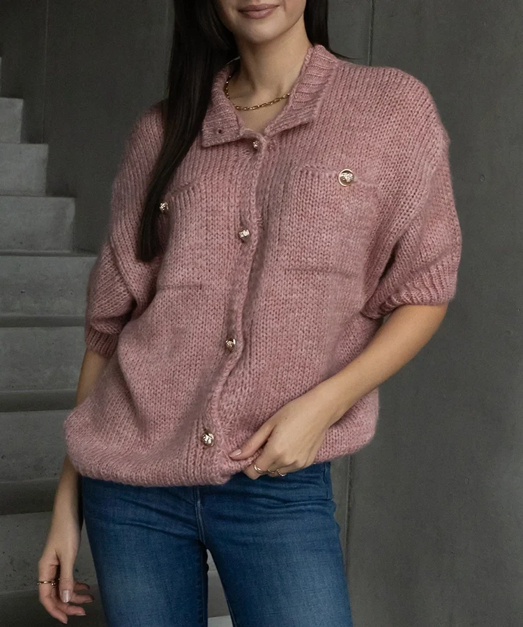 Sweter damski różowy z krótkim rękawem ozdobne guziki Shela