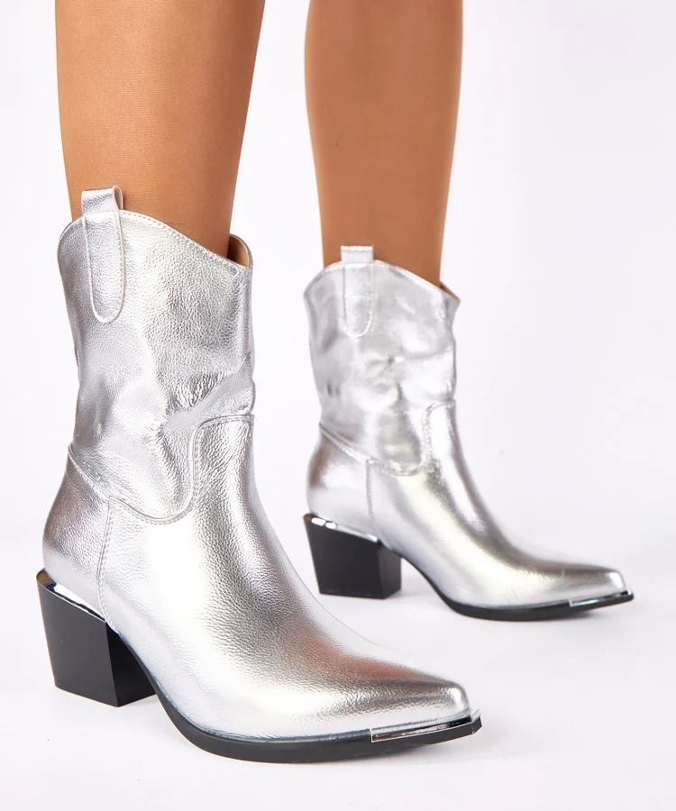 Srebrne kowbojki na słupku Rosemary