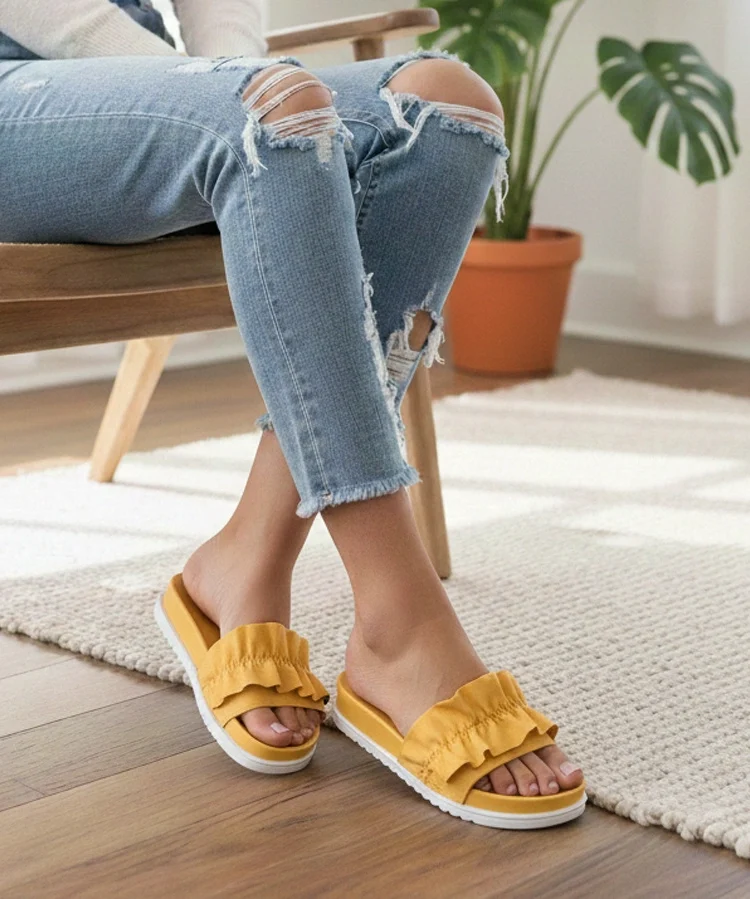 Musztardowe klapki z falbanką Samanta
