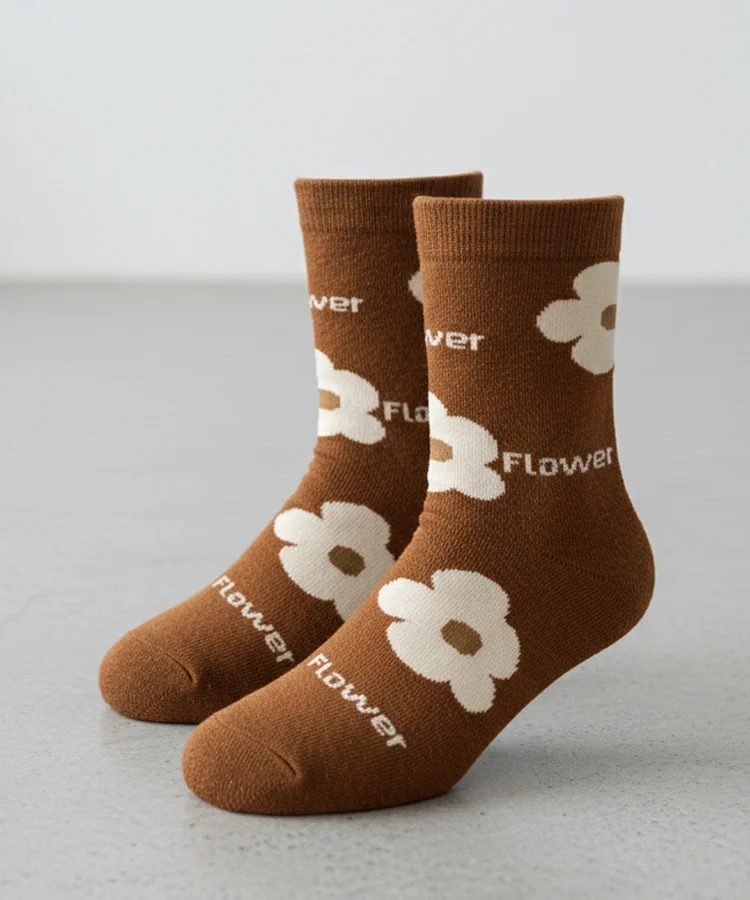 Brązowe skarpetki z kwiatami Sella