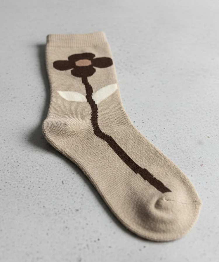 Beżowe skarpetki z kwiatem Sella