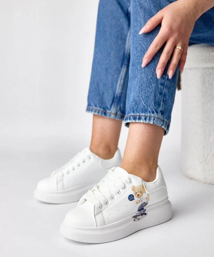 Białe sneakersy na platformie z misiem Margot
